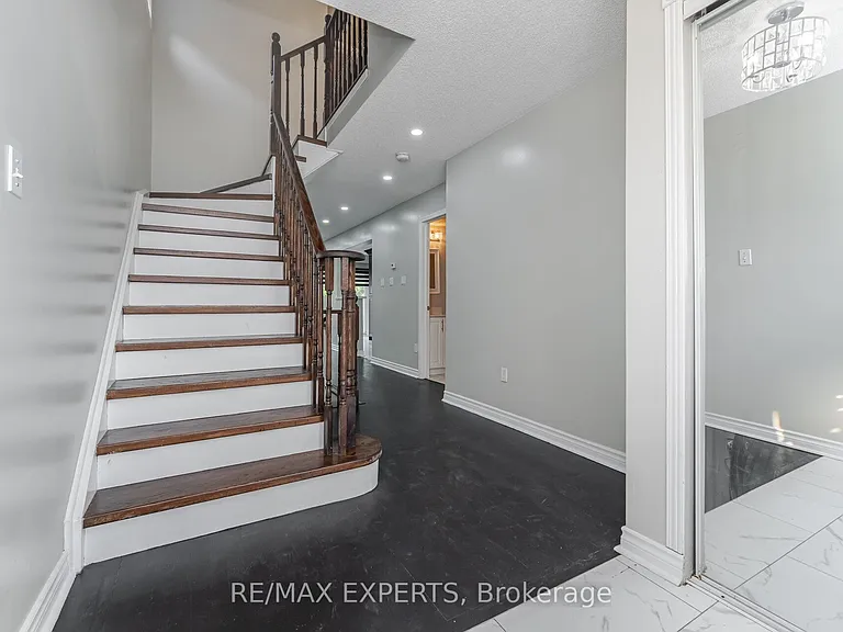 82 Twin Pines Cres — Photo 11