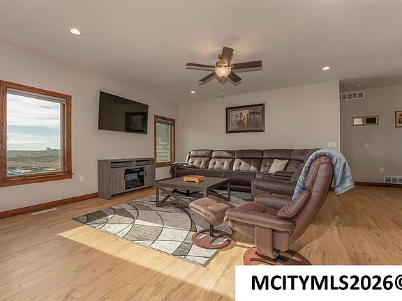 3rd image of 605 Bedford St