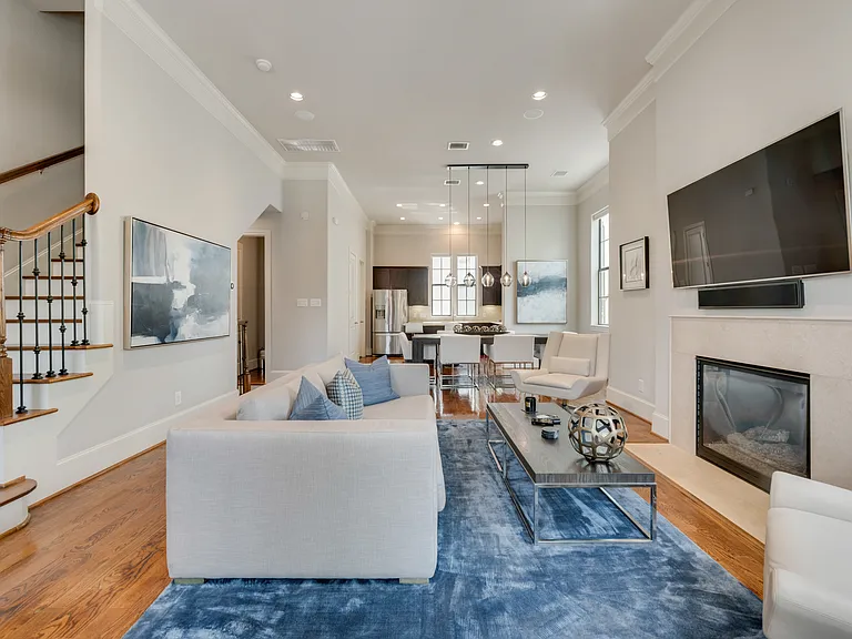 425 S Cesar Chavez Blvd — Photo 7