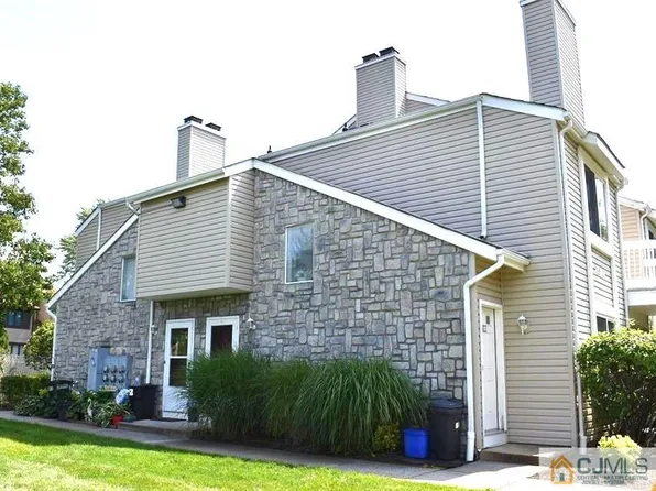 51 Farnham Sq #251, Parlin, NJ 08859