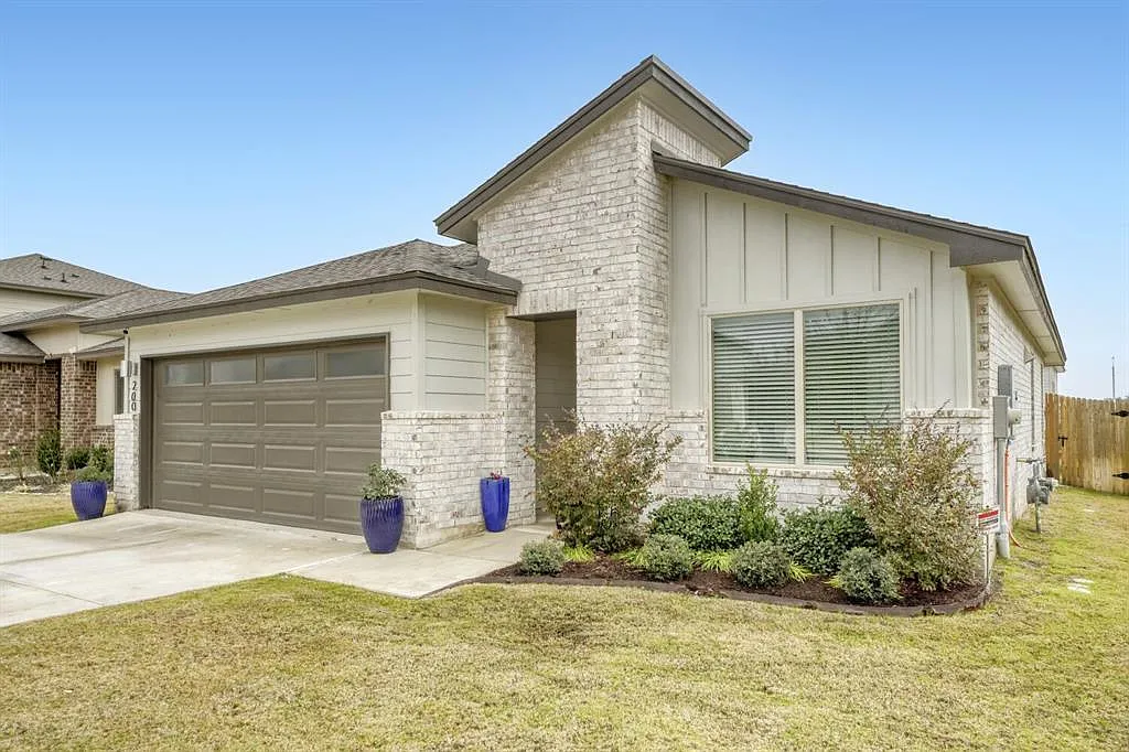 3 bed, 2.0 bath, 1300 sqft, $1,950 — Photo 1