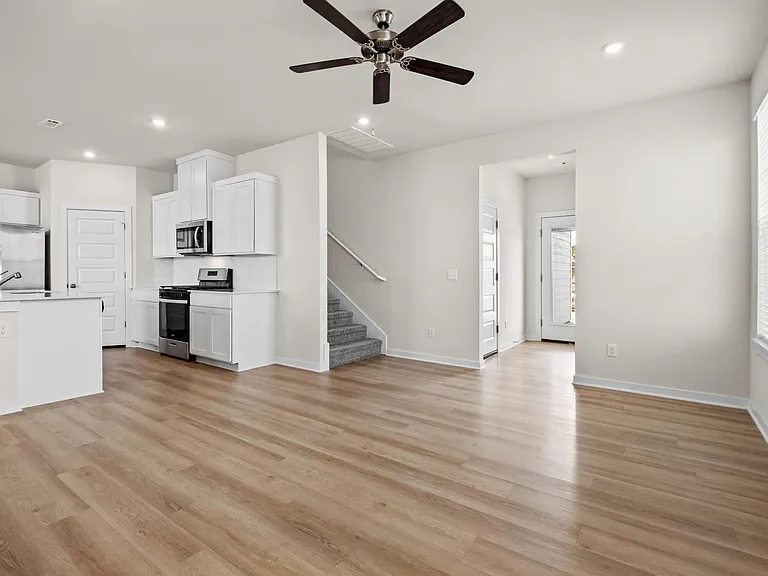 158 S Broyles St — Photo 24