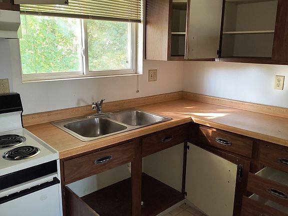 Bright, spacious kitchen