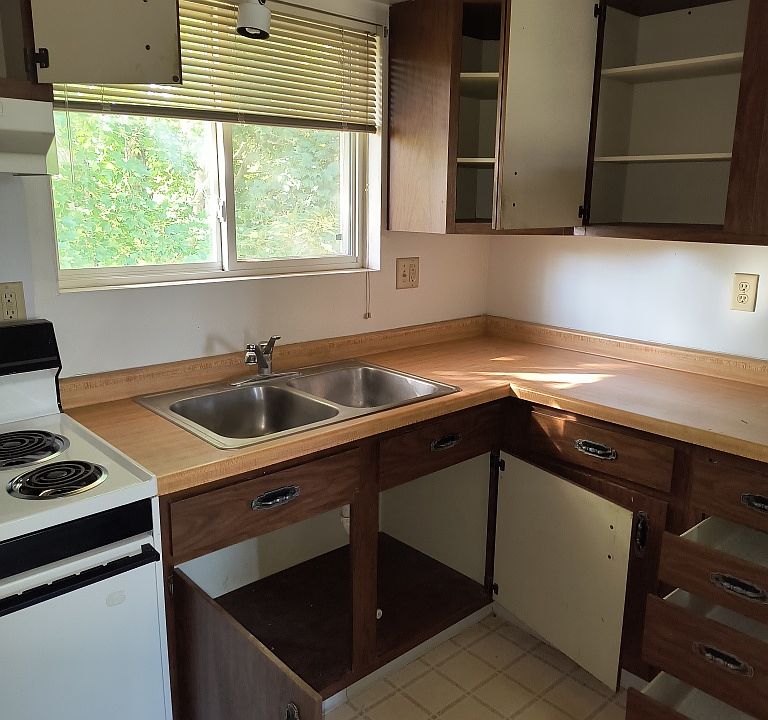 Bright, spacious kitchen