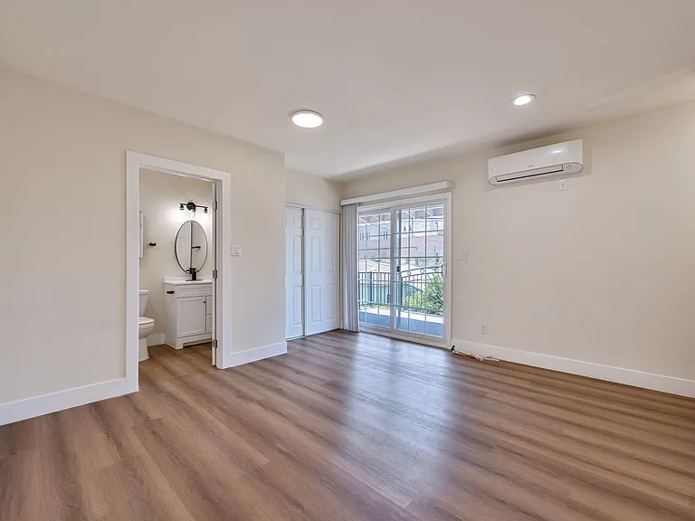230 N Burlington Ave #1/2 — Photo 4