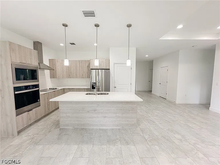 5028 W Tradewinds Cir — Photo 3