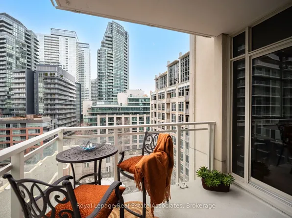 21 Grand Magazine St #908, Toronto, ON M5V 1B5