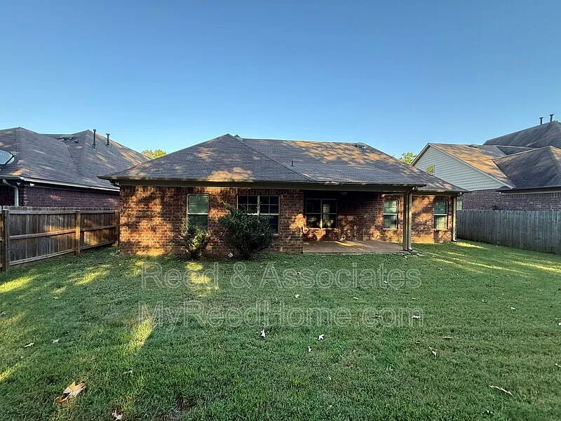 3 bed, 2.0 bath, 1462 sqft, $1,895 — Photo 2
