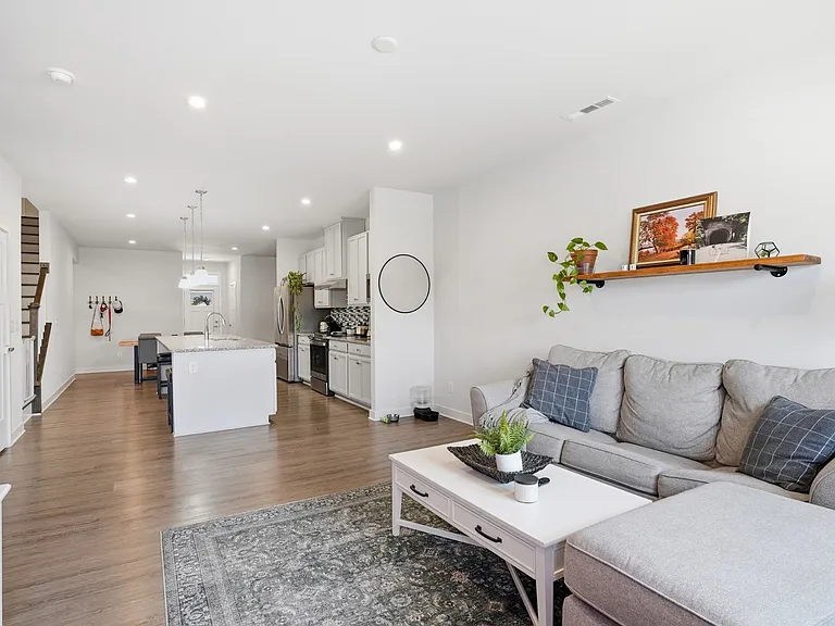 380 Camargue Ct — Photo 5