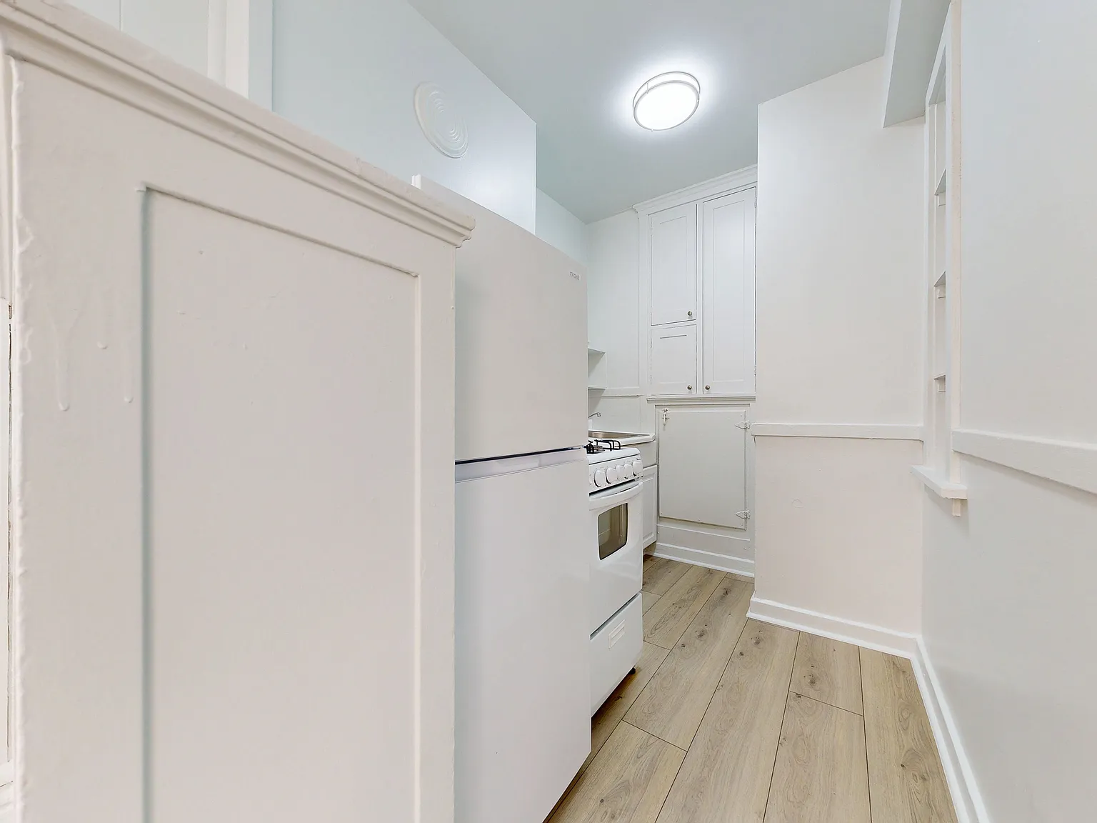 Charming Studio in Nob Hill | Pet Friendly | Shared Laundry — Photo 4