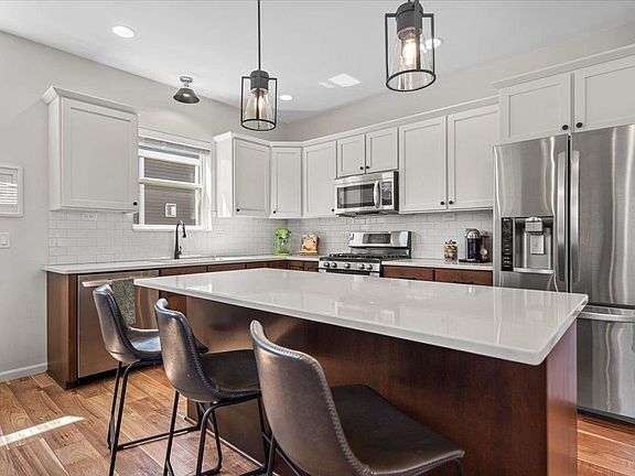 3rd image of 221 Sunshine Ln