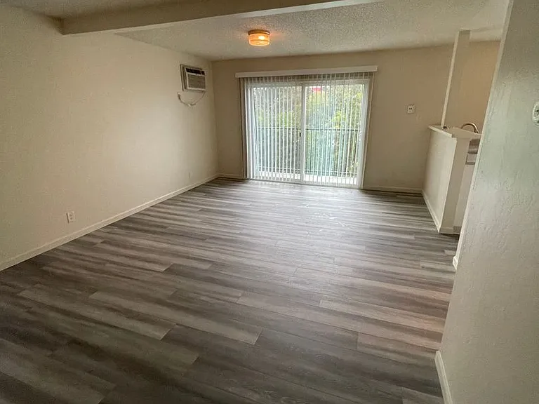 Chateau Apartments — Photo 24