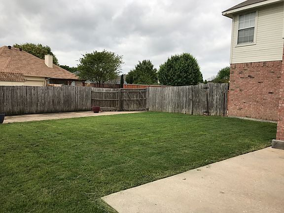 2nd image of 1222 Sanderson Ln