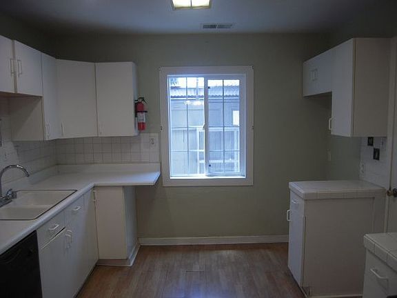 2nd image of 2804 Fresno St