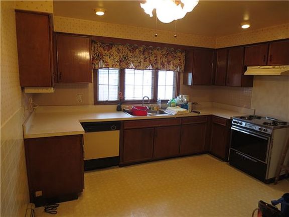 5th image of 72 Schiller St