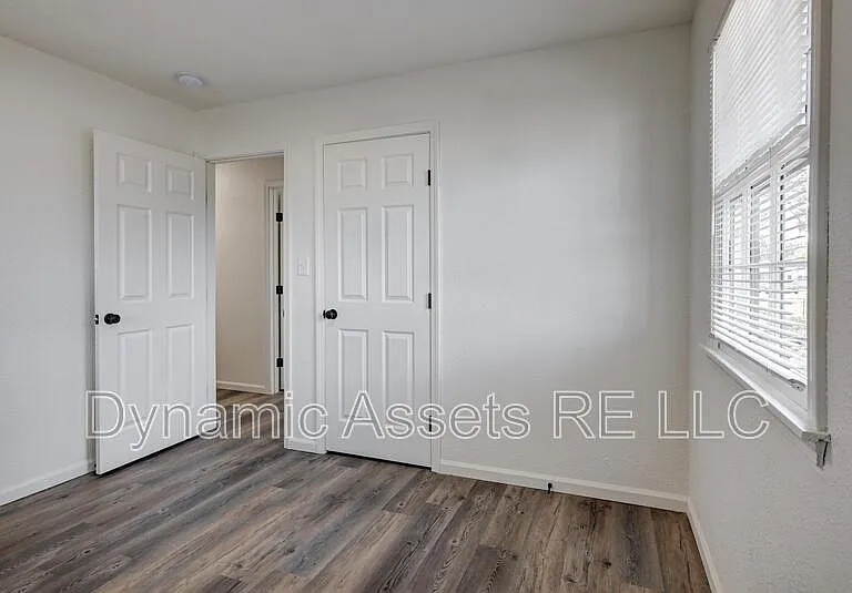 204 E 24th St — Photo 13