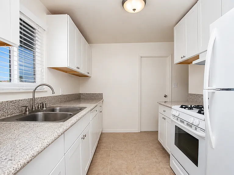 1201 Holly Ave — Photo 3