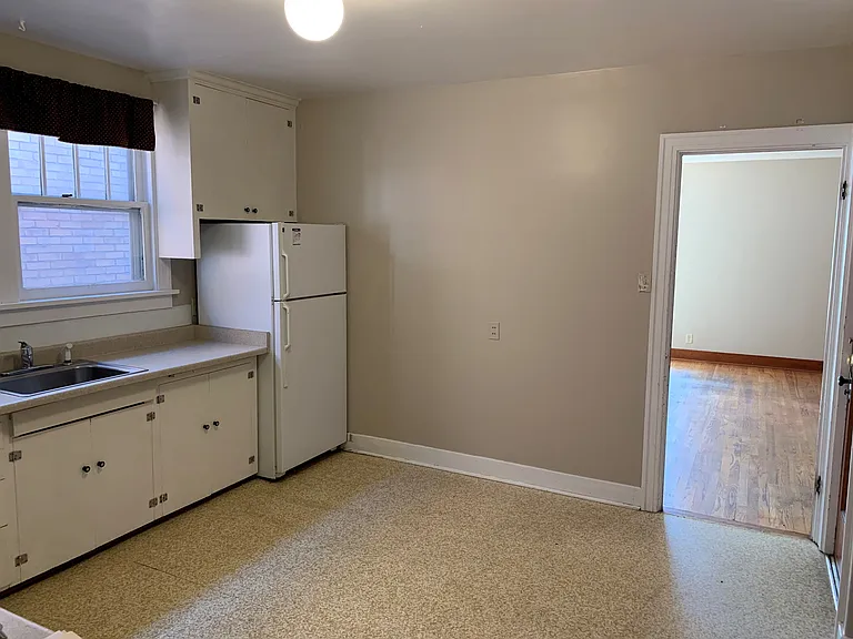 408 E Broadway St — Photo 4