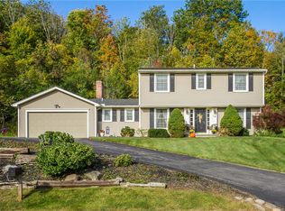 19 Bent Oak Trl, Fairport, NY