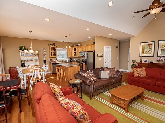 5th image of 105 Evergreen Dr