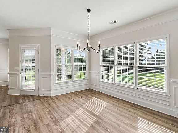 5th image of 17 Windermere Bnd NW