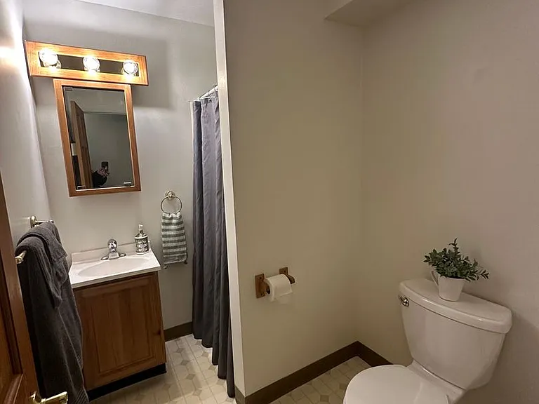 383 College Street — Photo 15