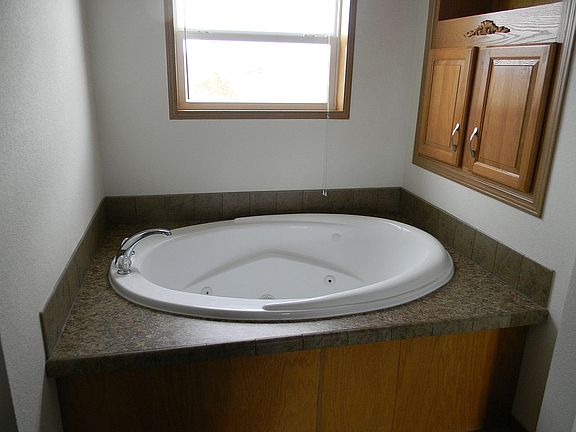 Jetted garden tub