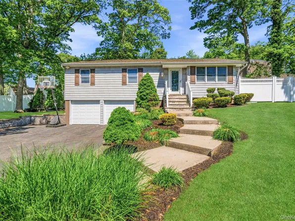 4 Olive Court, Farmingville, NY 11738
