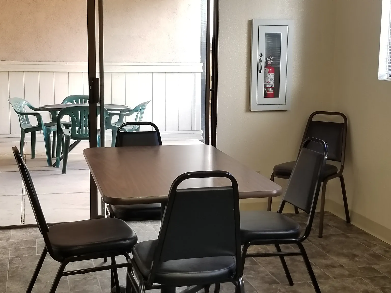 12 bed, 4000 sqft, $725 — Photo 2