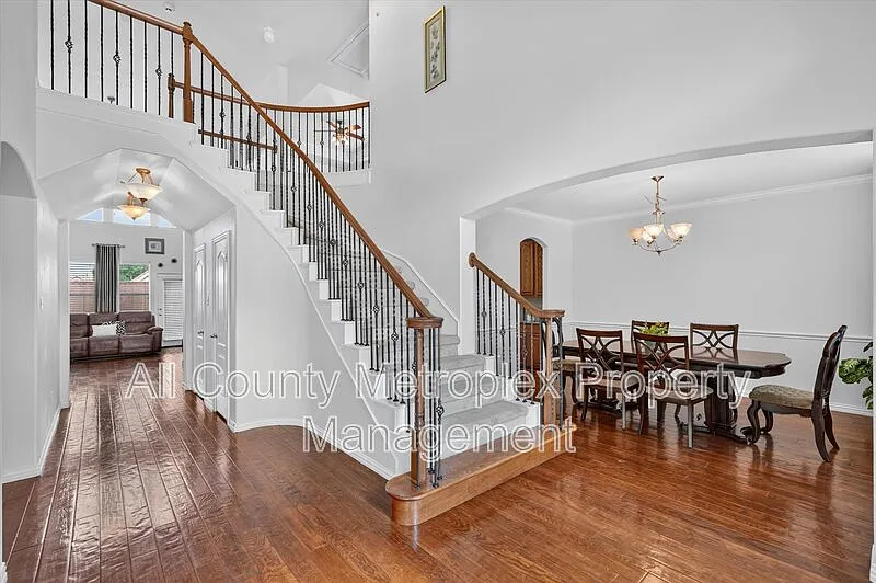 5 bed, 4.5 bath, 4029 sqft, $3,700 — Photo 2