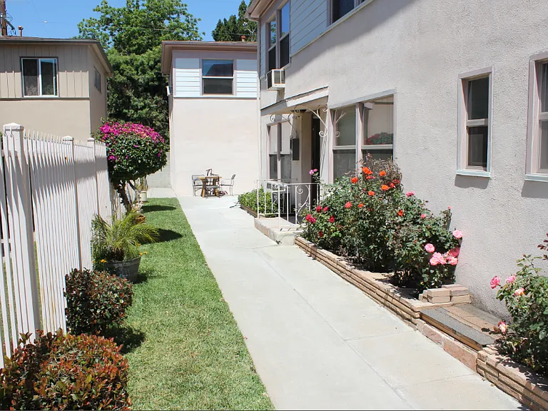 Laurel Canyon Blvd — Photo 3