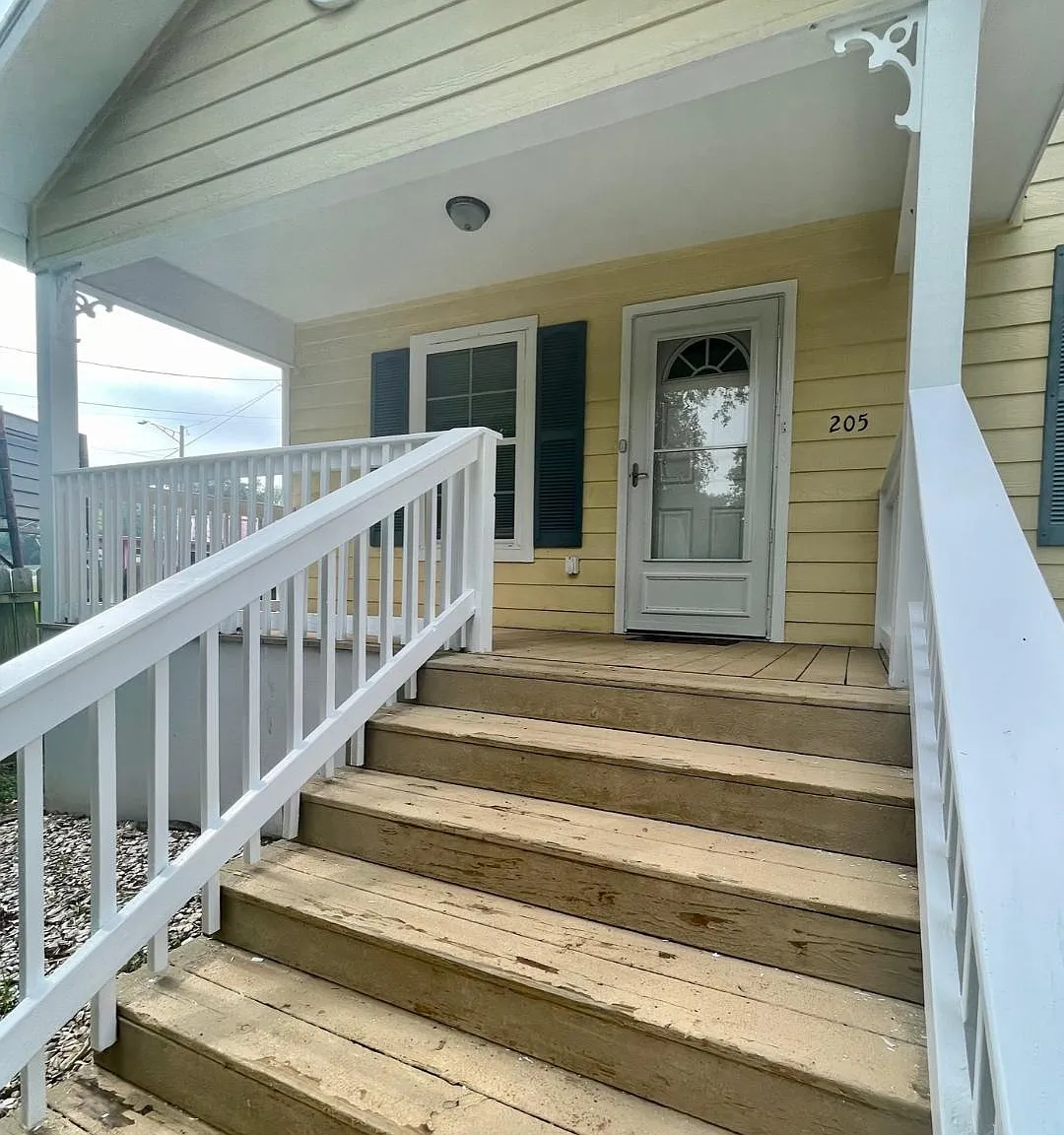 205 Lomond Ave — Photo 2