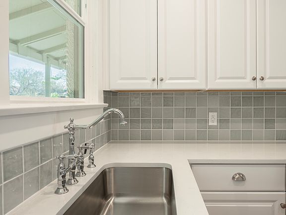 5th image of 704 N 2nd Ave
