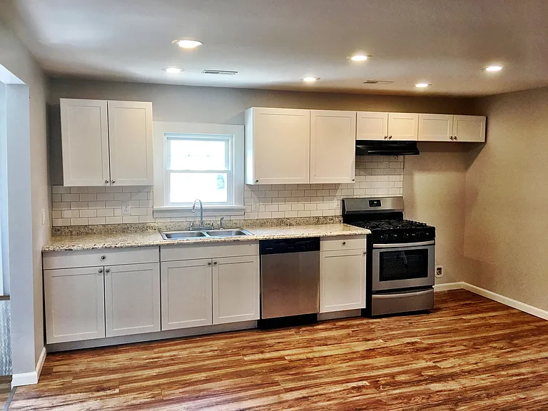 5137 Lakeview Dr — Photo 3