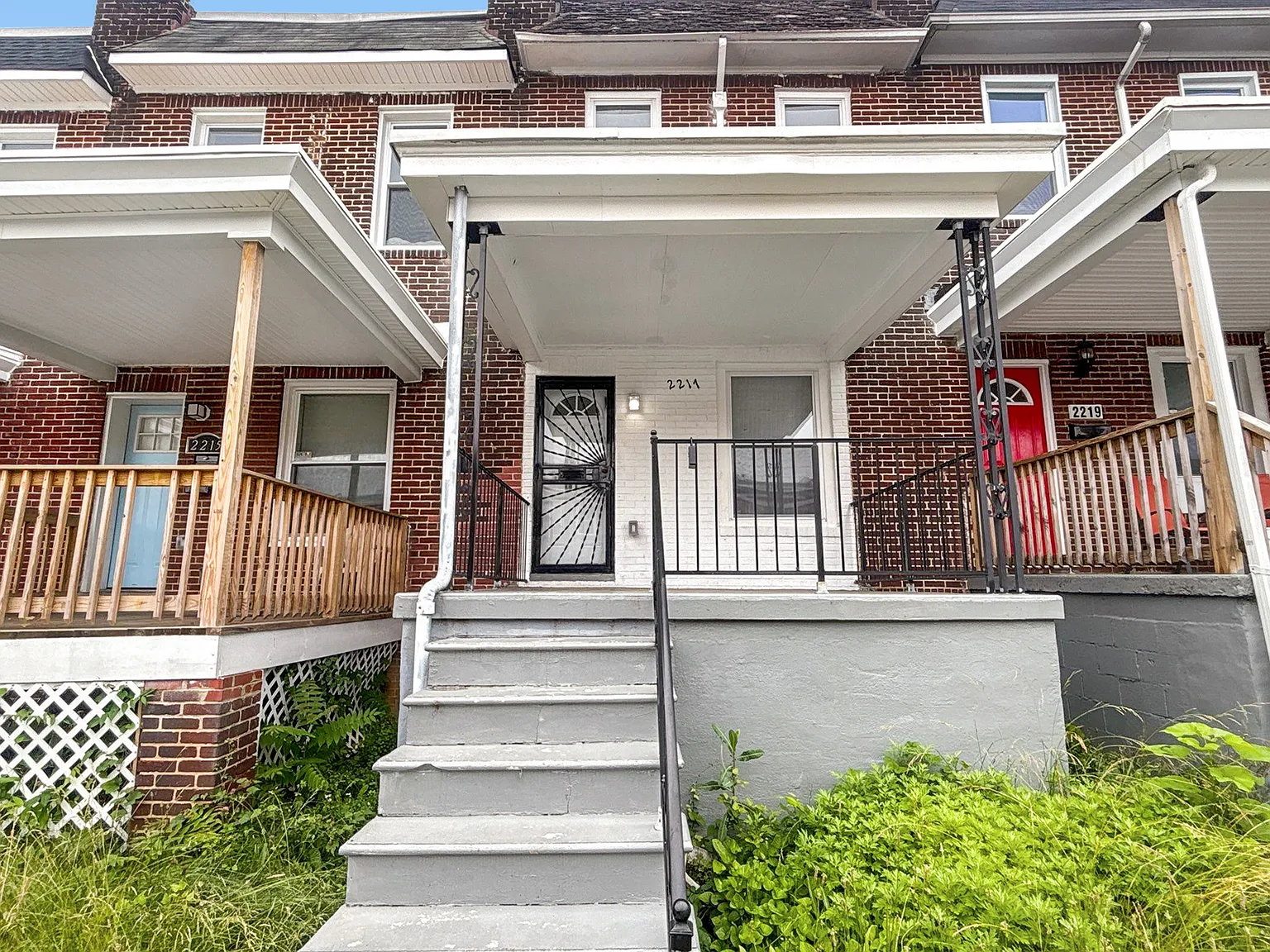 Beautifully Updated 2BR/1.5BA Townhome with Central A/C — Photo 1
