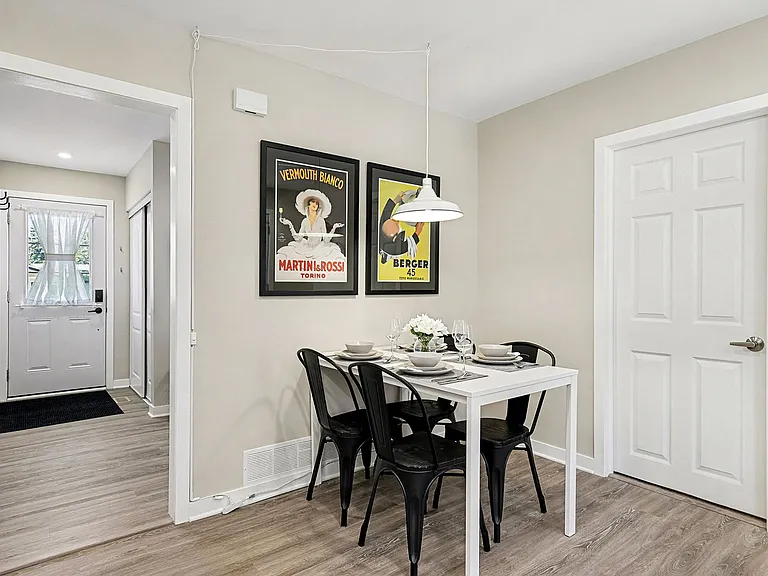 Cozy dining area with seating for up to six people in our Ottawa midterm rental.