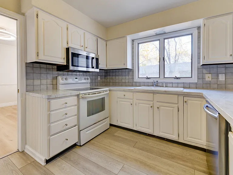13 Cloverfield Dr — Photo 8