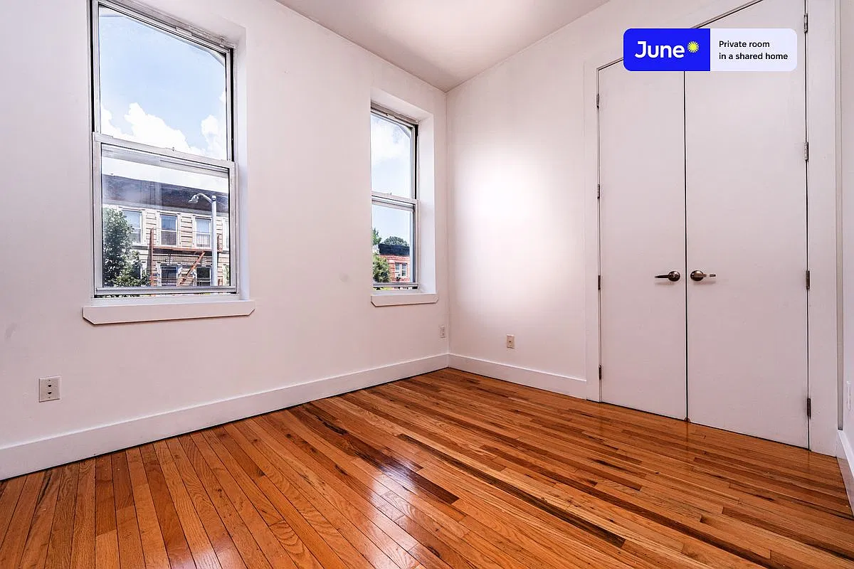 Queen bedroom in 3 bed/1 bath home in Bedford-Stuyvesant #1892 C — Photo 2