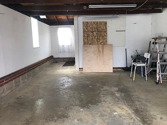 Oversized attached single car garage