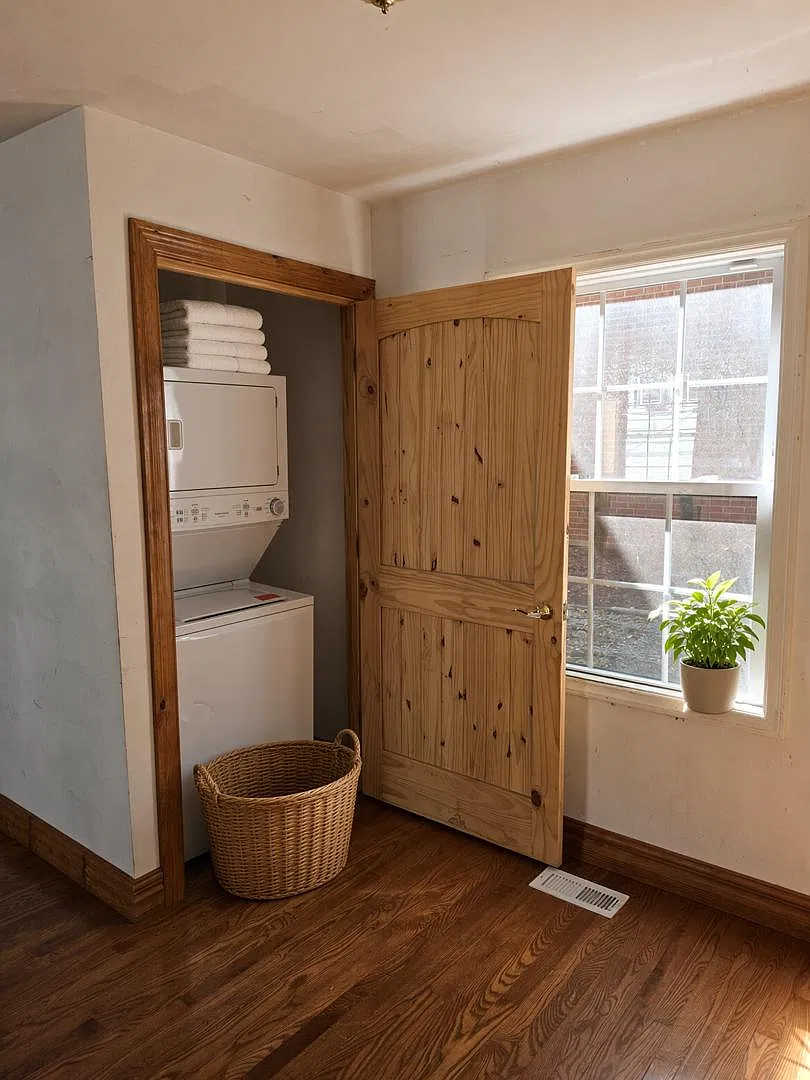 8 bed, 3200 sqft, $8,000 — Photo 3
