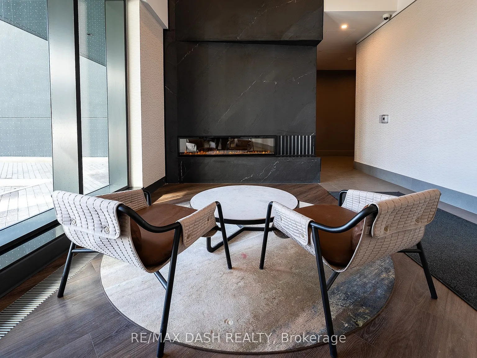 1007 The Queensway — Photo 4
