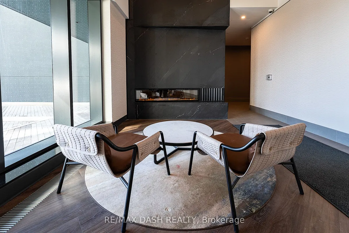 Building Photo - 1007 The Queensway #606