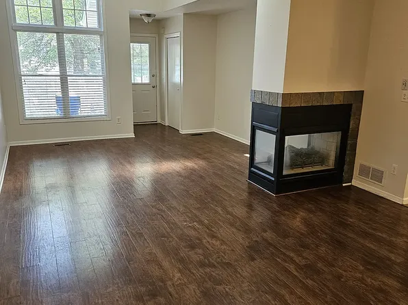 14824 58th St N APT 2B, Oak Park Heights, MN 55082