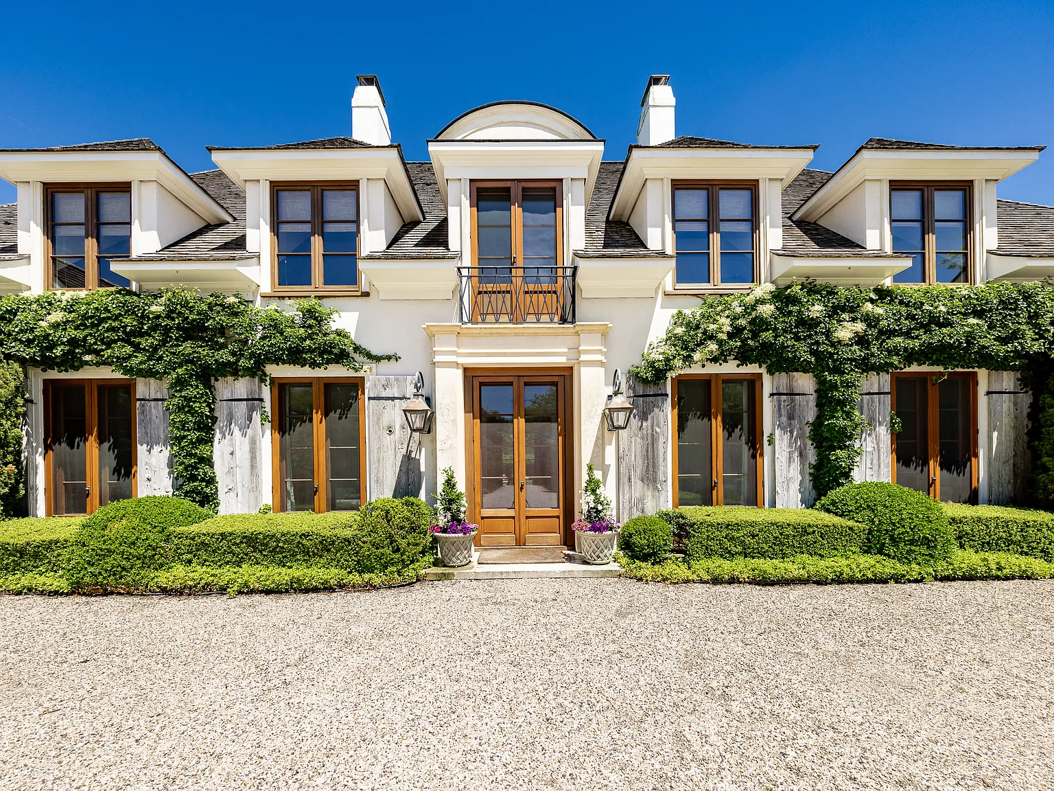 Southampton Village 6 Bedroom House on Large Parcel — Photo 3