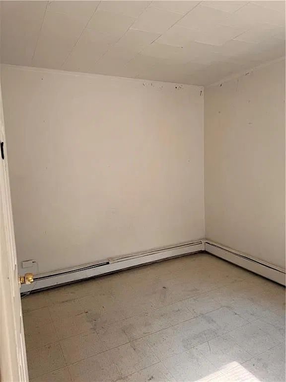 3 bed, 1.0 bath, 1200 sqft, $2,200 — Photo 2