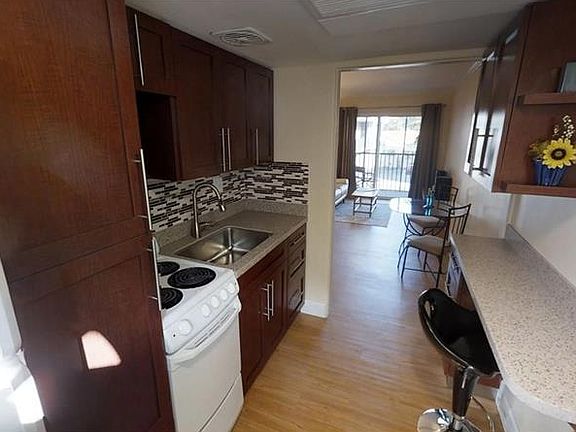 4th image of 750 Burlington Ave N APT 1F