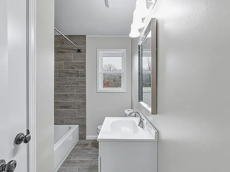 1304 Lewis St — Photo 8