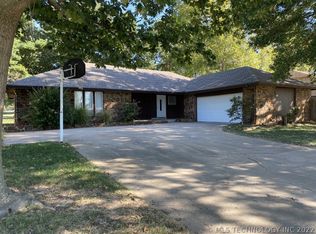 618 Meadowood Dr, Broken Arrow, OK 74011