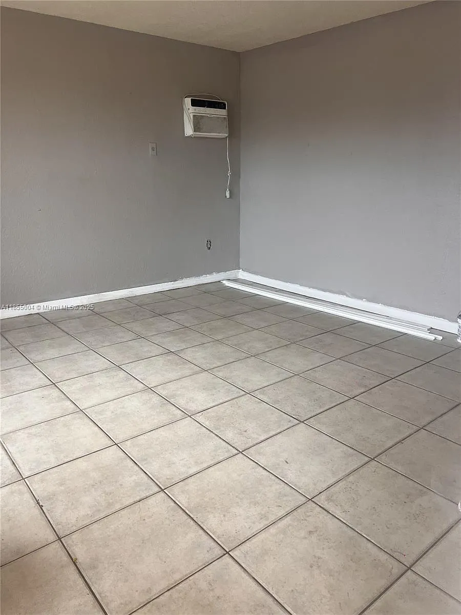 Building Photo - 571 NE 136th St #571