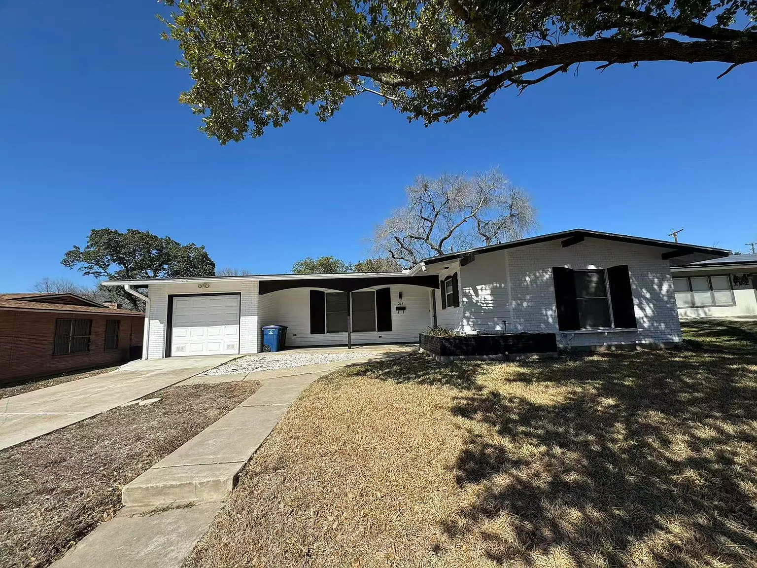 3 bed, 1330 sqft, $1,950 — Photo 1